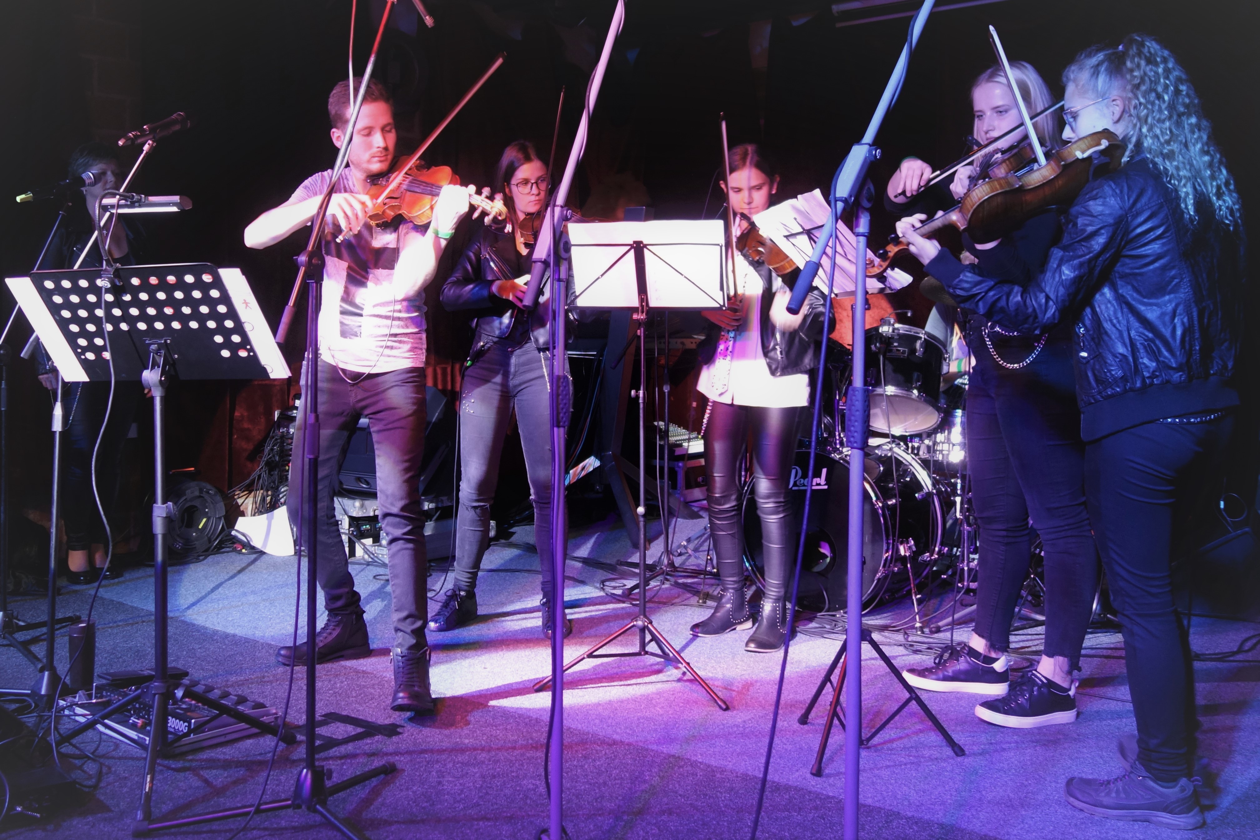 The-strings-stolarna-club-patek-25-rijna-2019-kdyz-housle-hraji-rock-25